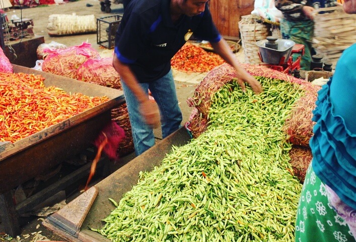 Penjual Cabai di Pasar Induk Kramat Jati/Foto Richard Andika / NUSANTARAnews