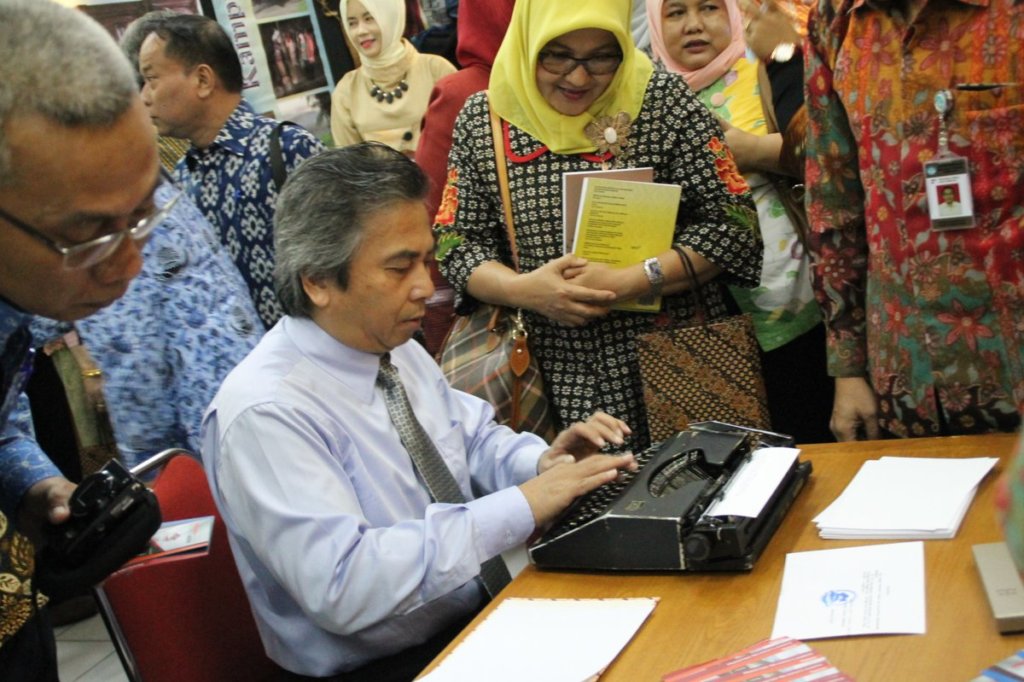 Direktur Diplomasi Publik Albusra Basnur mencoba mesin tik di gerai di Pekan Literasi Asia Afrika 2017/Foto via @AsiAfricaMuseum/Nusantaranews