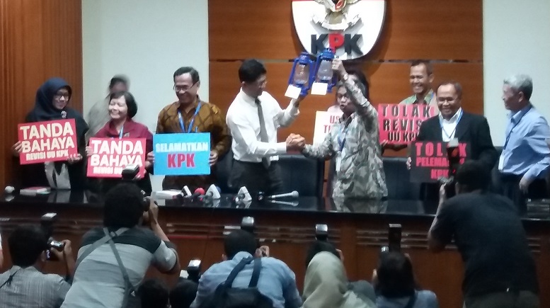 Forum Rektor Indonesia dan Guru Besar Antikorupsi menyerahkan lentera ke KPK/Foto Restu Fadilah/Nusantaranews