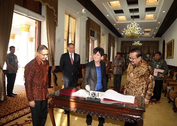 Gubernur Jatim Soekarwo bersama pemerintah Swiss. Foto Tri Wahyudi