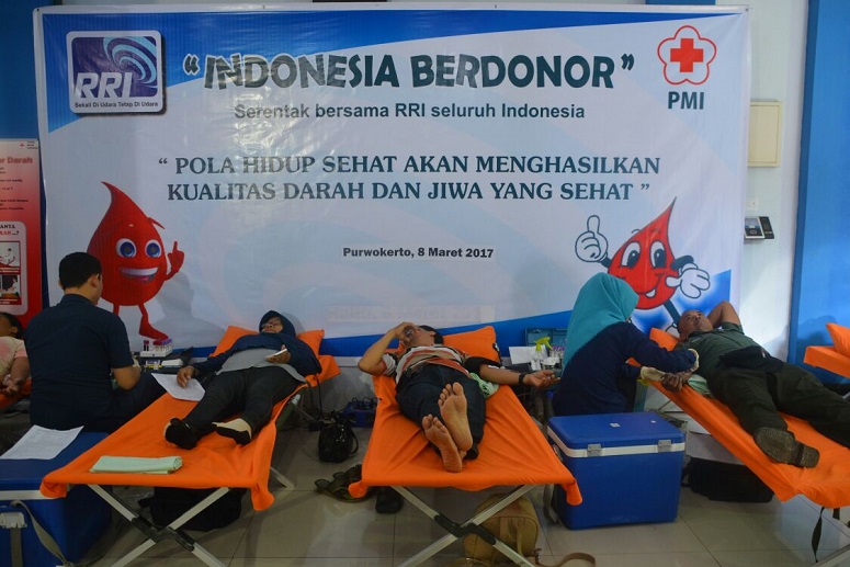 Donor darah "Indonesia Berdonor" RRI Purwokerto/Foto A. Dydy Prabowo