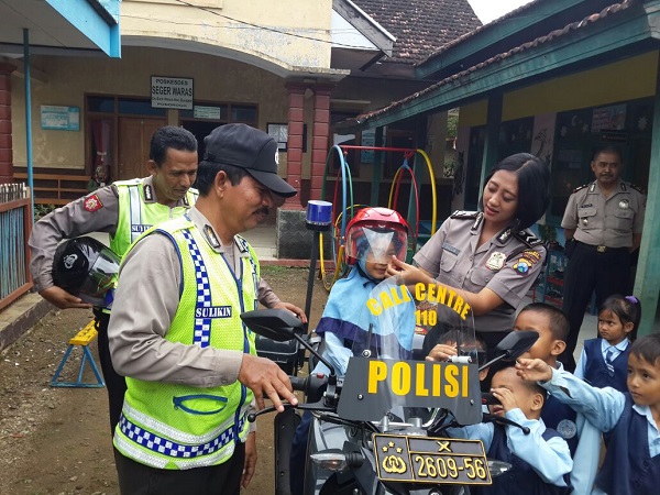 JAJARAN POLSEK BUNGKAL, PONOROGO, JATIM MENGAJAK ANAK TK TERTIB BERLALU LINTAS SEJAK DINI. (FOTO: MUH NURCHOLIS)