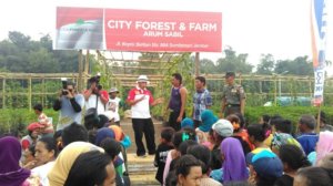 Penyerahan bibit terong dan cabai di Cyti Forres & Farm milik HM Arum Sabil, Jember, Jum’at (24/3/2017)/Foto Sis24