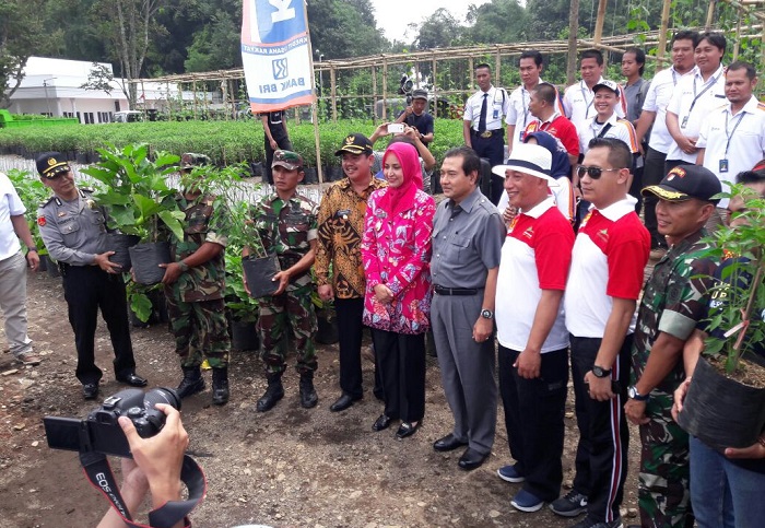 Penyerahan bibit terong dan cabai di Cyti Forres & Farm milik HM Arum Sabil, Jember, Jum’at (24/3/2017)/Foto Sis24