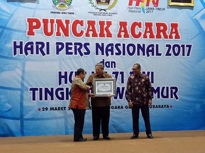 SBY saat menerima Penghargaan Anugerah Prapanca Agung Dari PWI Jatim. Foto Tri Wahyudi