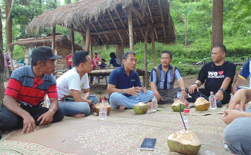 JAJARAN PERHUTANI BERSAMA LMDH SERTA POKDARWIS KABUPATEN PONOROGO DIDAMPINGI PELAKU WISATA DESA KARANGPATIHAN/FOTO NURCHOLIS/Nusantaranews