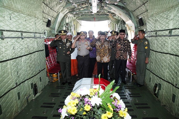 Gubernur Jatim Soekarwo, Pangdam V Brawijaya Mayjen TNI I Made Sukadana, Kapolda Jatim Irjen Pol Mahfud Arifin dan Walikota Malang M. Anton saat memberikan penghormatan terakhir jenasah KH. Hasyim Muzadi di dalam Hercules/Foto: Tri Wahyudi