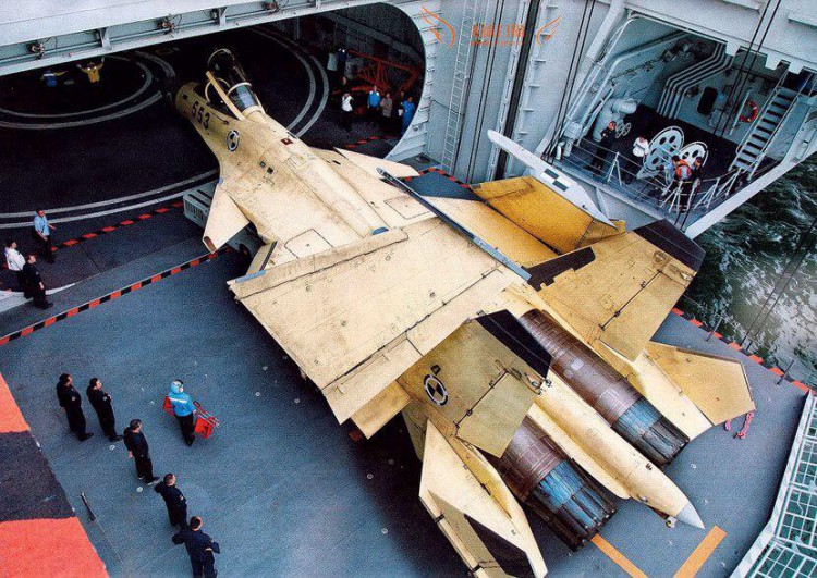 Jet tempur J-15 Shengyang di Kapal Induk Liaoning China/Foto Istimewa/Nusantaranews