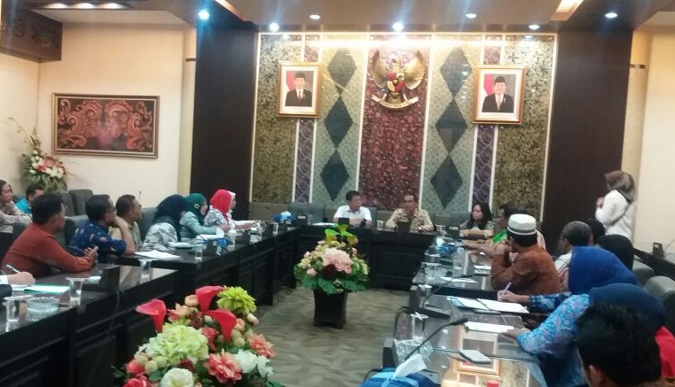 Komite Nasional Aparatur Sipil Negara (ASN) Jatim mendatangi gedung DPRD Jatim/FotoTri Wahyudi/Nusantaranews