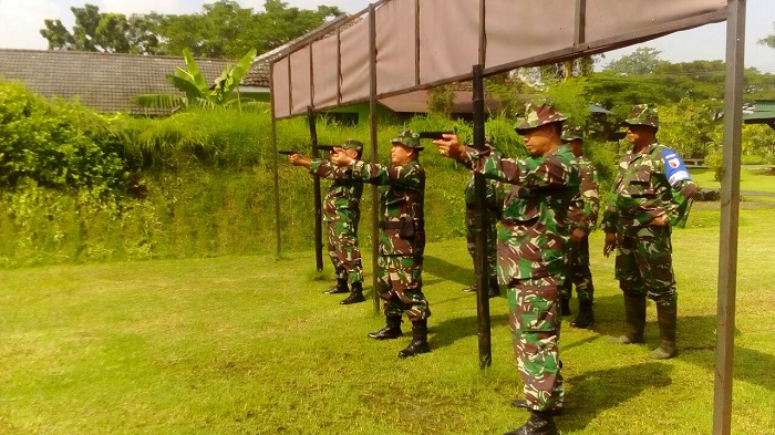 Kodim 0819/Pasuruan melaksanakan latihan menembak senjata ringan/Foto Pendim-19