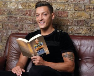 Mesut Ozil Pamerkan Buku Biografi Barunya/Foto Dok. Pribadi