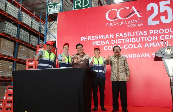 Pakde Karwo bersama Menperin dan seluruh direksi Coca cola amatil seusai penandatangan prasasti/Foto Tri Wahyudi