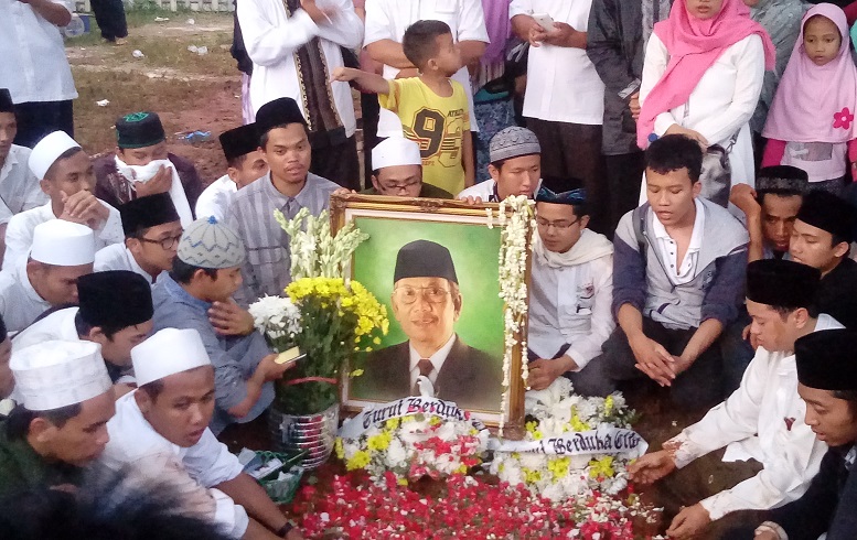 Para Santri Menziarahi Makam Kyai Hasyim Muzadi/Foto Andika/Nusantaranews