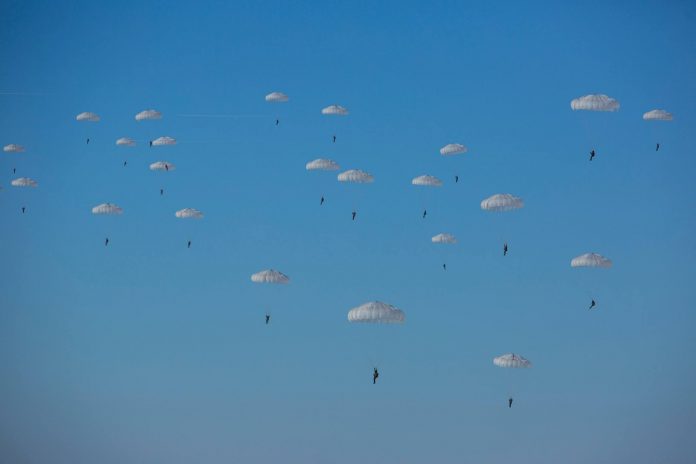 Paratrooper (penerjun payung) angkatan udara dalam latihan tempur di Krimea/Foto via defence/Nusantaranews