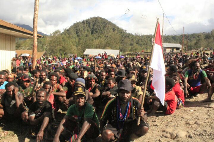 Pimpinan KKB, Utaringgen Telenggen, bersama 154 simpatisanya yang kembali ke pangkuan NKRI/Foto Dok. Dispenad/Nusantaranews