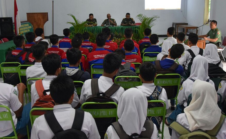 SMKN 2 Trenggaleek saat datangi ke kodim trenggalek/Foto Dok. Pribadi/Nusantaranews