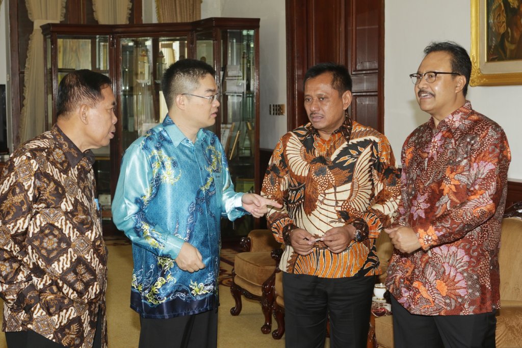 Wakil Gubernur Jaswa Timur bersama Derut PT. Bank Jatim dan Kepala Dinas Perikanan dan Kelautan berdialog dengan Konsul Jenderal Tiongkok di surabaya/Foto Tri Wahyudi