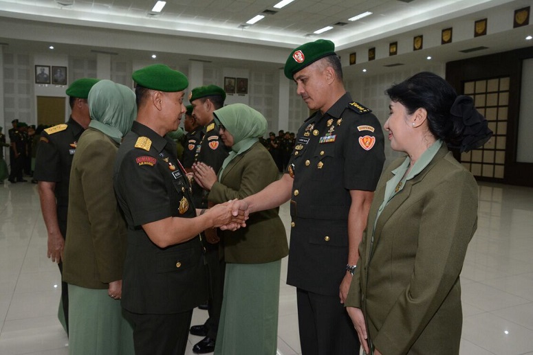 Kasad, Jenderal TNI Mulyono, saat menyalami para pejabat di lingkungan Mabesad. Foto: Dok. Dispenad