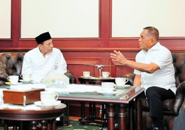 Habib Luthfi bin Yahya berbincang dengan Menhan Menteri Pertahanan Ryamizard Ryacudu di kantor Kemenhan, Kamis (23/3/2017)/Foto: Dok. Humas Kemenhan