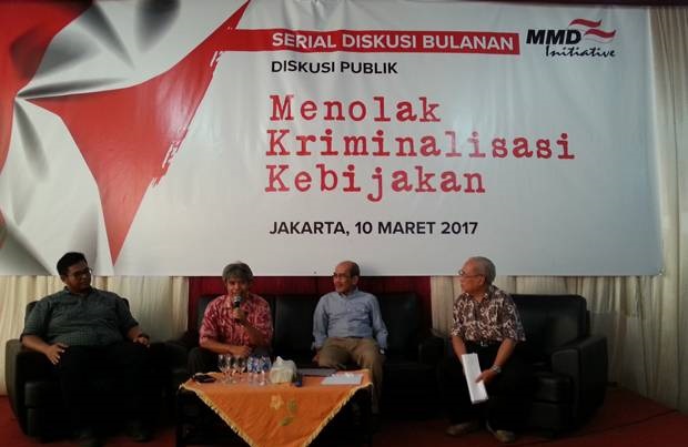 Kiri ke kanan: Moderator Pangeran Ahmad Nurdin, Peneliti Teknologi Energi dari ITB Yazid Bindar, Pengamat Ekonomi Faisal Basri, Pakar Hukum dari UI Erman Rajagukguk dalam sebuah diskusi bertajuk ??Melawan Kriminalisasi Kebijakan?? yang digelar di kantor MMD initiative, Menteng, Jakarta Pusat, Jumat (10/3/2017)/Foto: Dok. Sindonews