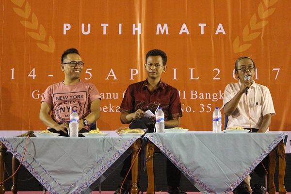 Tia Setiadi bersama Penyair Iman Budhi Santoso saat mengisi acara "Mancing Sastra: FPB 2", Jumat 14 April 2017. Foto: Dokumentasi Joko Sucipta