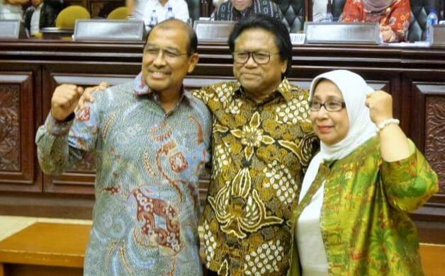 Ketua DPD RI terpilih Oesma Sapta Odang (tengah) bersama Wakil Ketua DPD RI terpilih Nono Sampono dan Darmayanti Lubis seusai penetapan pimpinan baru DPD. Foto: Dok. Kompas.com