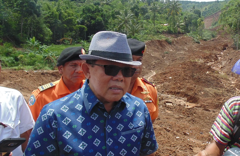 ANGGOTA KOMISI B DPR RI, GATOT SUDJITO KUNJUNGI LOKASI TANAH LONGSOR PONOROGO/FOTO MUH NURCHOLIS/Nusantaranews