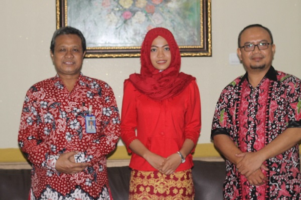 Anita Afifatuz Zahro foto bersama Rektor (kiri) dan Wakil Rektor III (kanan). Foto: Rosidi/Humas UMK