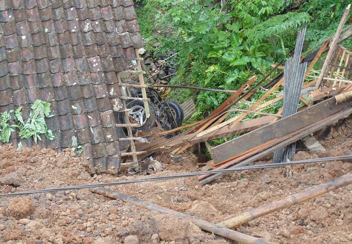 Mobil Sedan tertimbun tanah longsor di Ponorogo. Foto Muh Nurcholis