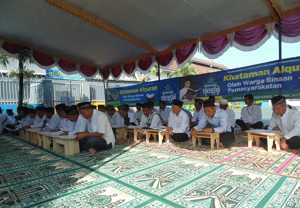 KEGIATAN KATAMAN AL QURAN DALAM NUSANTARA MENGAJI DI LAPAS PONOROGO. (FOTO: MUH NURCHOLIS)