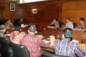 Gubernur Jawa Timur didampingi Wakil Gubernur Jawa Timur, Rapat Koordinasi Percepatan dan Perluasan Penanggulangan Kemiskinan di Ruang Kertanegara Jl. Pahlawan Surabaya. Foto Tri Wahyudi