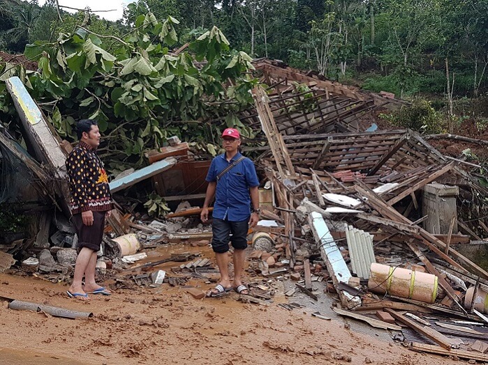 WAKIL KETUA KOMISI E DPRD JATIM, SULI DAIM MENINJAU LOKAS BENCANA ALAM PONOROGO. (FOTO : MUH NURCHOLIS)