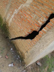 Tanah Retak Di Dayakkan Ponorogo, Pemprov Jatim Dirikan Tenda Pengungsian. Foto Tri Wahyudi