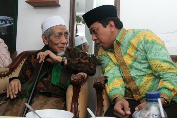 Ketua Umum DPP PPP M. Romahurmuziy waktu sowan ke ke Ketua Majelis Syariah KH. Maimoen Zubair di Rembang, Jawa Tengah, Sabtu (15/4/2017)/Foto: Dok. Istimewa