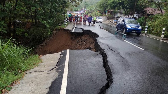 JALUR NASIONAL YANG BERADA DIANTARA PONOROGO - TRENGGALEK, JATIM AMBLES. (FOTO : MUH NURCHOLIS)JALUR NASIONAL YANG BERADA DIANTARA PONOROGO - TRENGGALEK, JATIM AMBLES. (FOTO : MUH NURCHOLIS)