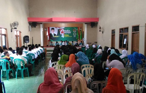 Romahurmuziy saat membuka lomba cerdas cermat empat pilar Madrasah Tsanawiyah se-Kabupaten Purbalingga, di Balai Desa Karang Ayar, Rabu (19/4/2017). Foto Panitia