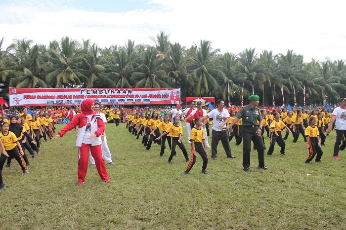 Ketua DPRD, Bupati Jember dan Dandim 0824 membaur senam bersama-sama anak-anak. Foto Sis24