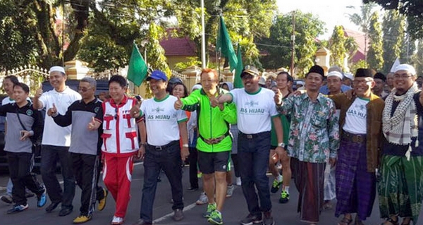 HARMONIS: Warga NU bersama warga nonmuslim Bondowoso membaur melaksanakan JJS berinfaq Harlah NU ke-94/2017. Foto Saphan