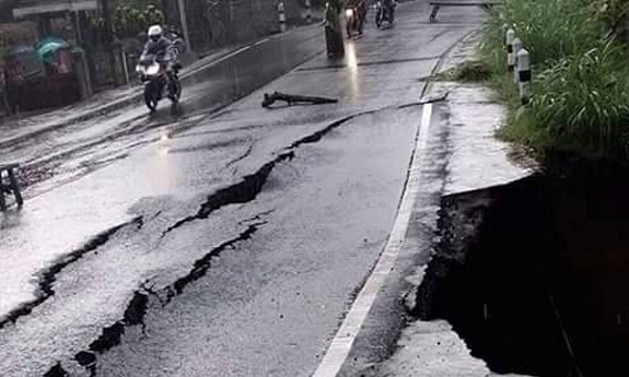 Jalan Raya Ponorogo-Trenggalek km 26, Dusun Ngemplak RT 03 RW 01, Desa/Kecamatan Sawoo, Kabupaten Ponorogo ambles. Foto Oenmust/ NUSANTARANEWS