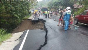 Jalan Raya Ponorogo-Trenggalek km 26, Dusun Ngemplak RT 03 RW 01, Desa/Kecamatan Sawoo, Kabupaten Ponorogo ambles. Foto Oenmust/ NUSANTARANEWS