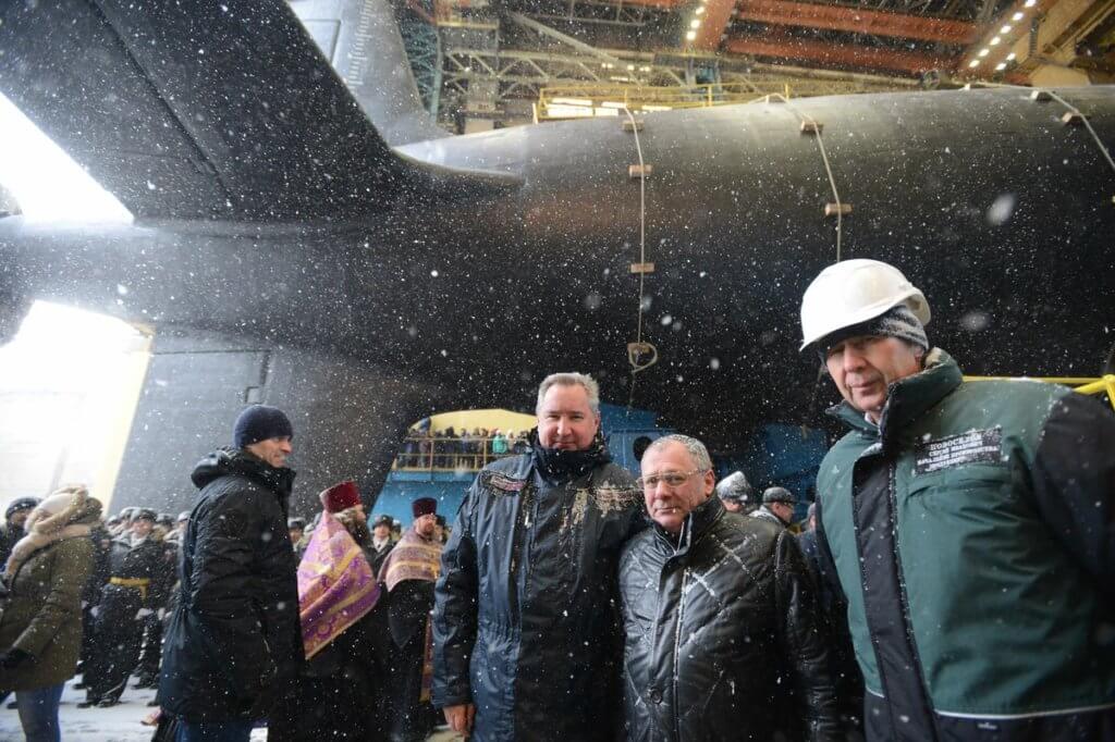 Kapten Alexander Beketov dan Wakil Perdana Menteri Rusia Dmitry Rogozin Berfoto Selfi di depan Kepal Selam Nuklir Terbaru/FotoDok. Pribadi/Nusantaranews