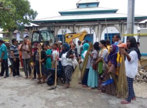 Masyarakat kerja bakti bersih-bersih lingkungan. Foto: Dok. Humas KKP