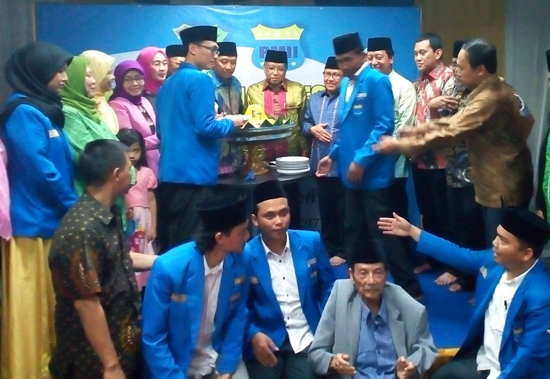 Pemotongan Tumpeng Harlah PMII ke-57/Foto M. Romandhon/Nusantaranews