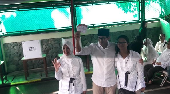 Sandiaga Uno bersama keluarga saat ke TPS/Foto Istimewa/Nusantaranews