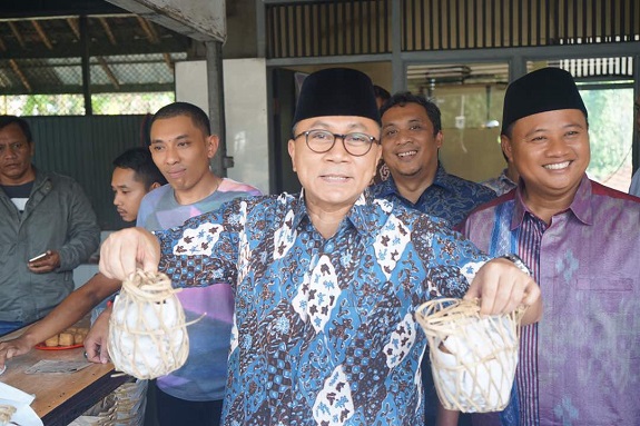 Ketua MPR RI, Zulkifli Hasan, saat berada di Sentra Pembuatan Tahu Sumedang Sari Bumi (Dok. Humas MPR).