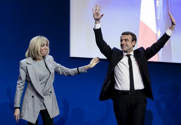 Emmanuel Macron bersama sang istri, Brigitte Trogneux. Foto Getty/ Independent