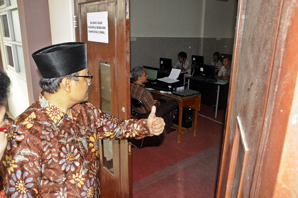 Wagub jatim meninjau pelaksanaan UNBK di SMANOR sidoarjo. Foto Tri Wahyudi