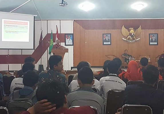 Wakil Ketua Komisi E DPRD Jatim, Suli Da'im menyampaikan materi dalam seminar dalam rangka Hari Kebangkitan Nasional 2017 yang diadakan IMM Kota Kediri. (FOTO : MUH NURCHOLIS)