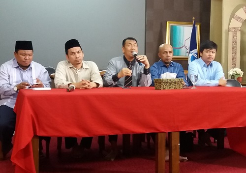 Ketua Tim Advokasi GNPF MUI, Kapitra Ampera saat konferensi pers, di Islamic Center, Tebet Utara, Jakarta Selatan, Selasa, (16/5/2017). Foto Restu Fadilah