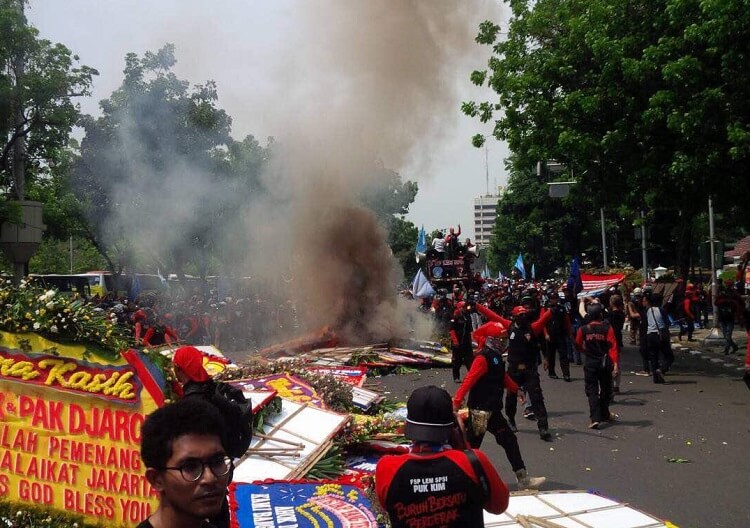 Demo Buruh/Foto via @vioslatte/Nusantaranews